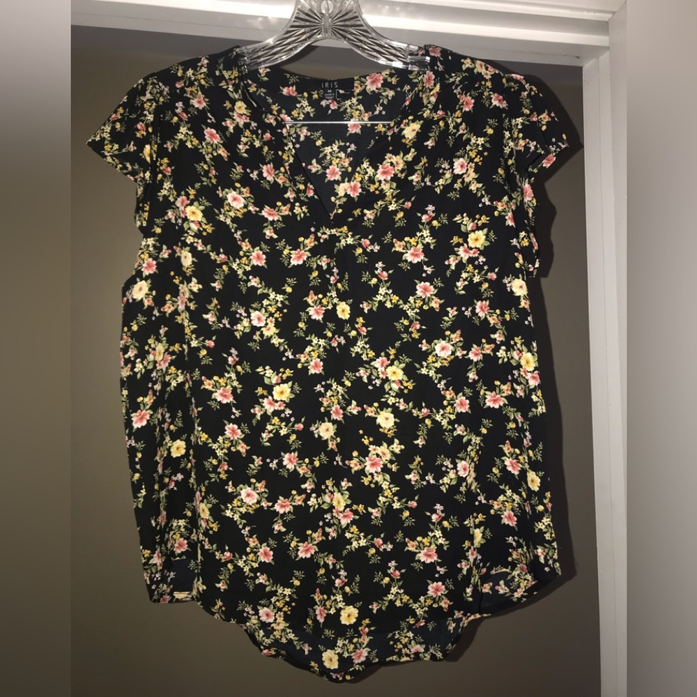 Vneck top with cap sleeve, Size Medium.